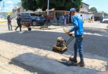 Inició asfaltado en la calle Carabobo de Arturo Michelena