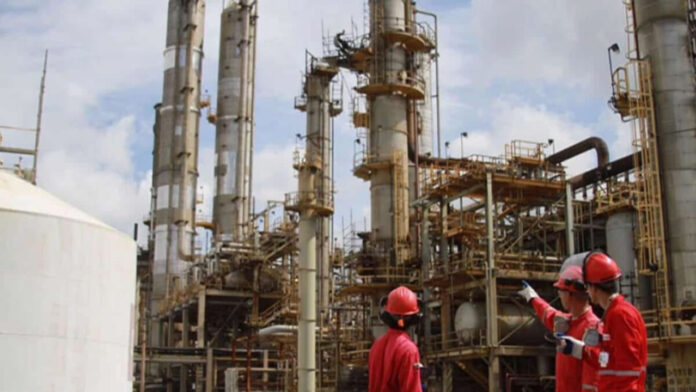 Instan a priorizar la producción petrolera para el mejoramiento de red eléctrica