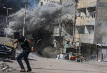 Israel mata a un adolescente gazatí tras bombardear una comisaría en la ciudad de Gaza