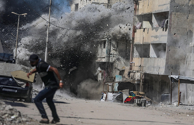 Israel mata a un adolescente gazatí tras bombardear una comisaría en la ciudad de Gaza