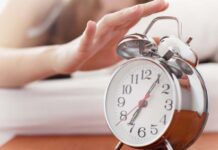 Levantarse forzosamente a las cinco de la mañana puede derivar en insomnio