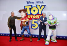 Los personajes de ‘Toy Story 5’ revolucionan Londres con un adelanto de la película