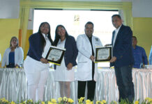 Médicos y enfermeros reciben honores en Santa Cruz