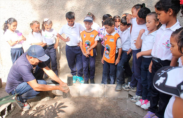 Minec y niños de Aragua fortalecen Plan Chuquisaca con llenado de bolsas