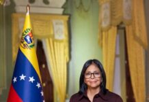 Presentan foto oficial de presidenta (E) Delcy Rodríguez para líneas de mando de la FANB