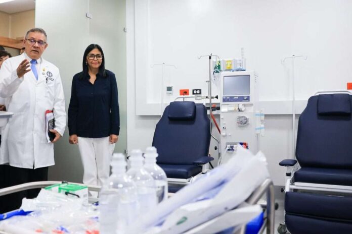 Presidenta (E) supervisa recuperación de hospitales y plan de cirugías para el pueblo
