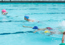 Profesora mexicana en Florida crea clases de natación para niños con autismo