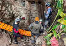 Rescatan a uno de los mineros atrapados desde hace nueve días en una cueva de Laos
