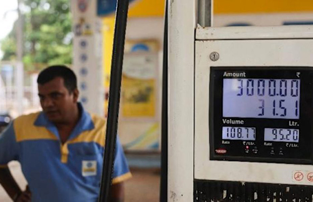 Taxistas exigen aumento de tarifas en medio del alza de precios de la gasolina en la India