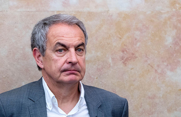 Zapatero pide aplazar su declaración por caso Plus Ultra