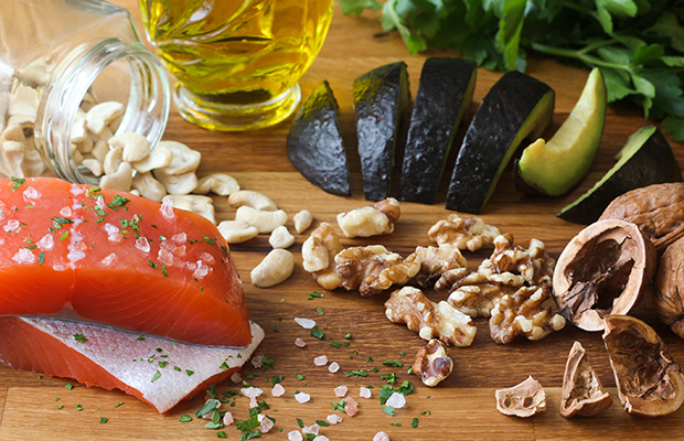 Salmón, nueces, aceite de oliva y aguacate sobre una mesa