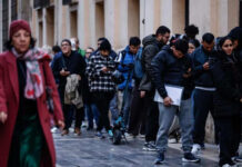 Casi un millón de migrantes buscan regularizarse en España