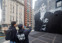 Charly García es homenajeado como «prócer del rock» con mural gigante en Buenos Aires