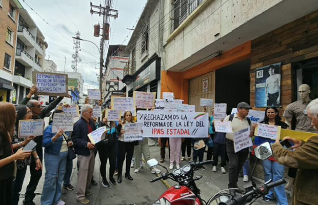 Docentes estatales, jubilados y sindicatos rechazan proyecto para reformar el Ipasdem