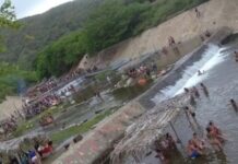 Dos menores de edad resultaron heridos tras caída de un vehículo en río de La Guaira