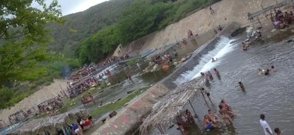 Dos menores de edad resultaron heridos tras caída de un vehículo en río de La Guaira