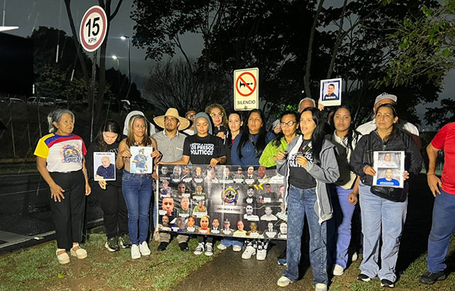 Familiares-de-presos-políticos-hicieron-vigilia-frente-a-la-Embajada-de-Estados-Unidos-en-Caracas