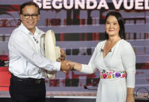 Fujimori mantiene una ventaja de 0,006 % sobre Sánchez con el 98,25 % de votación en Perú