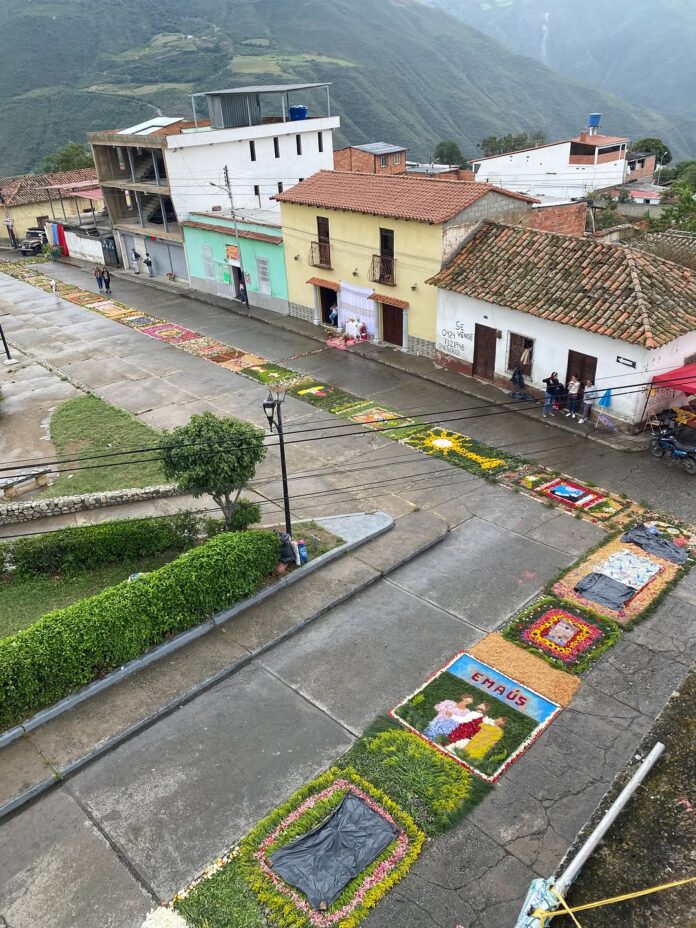 Honran a Corpus Christi con alfombras de flores