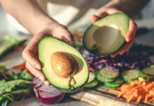 Ingerir aguacate y frutos rojos en el desayuno mejora la salud del corazón