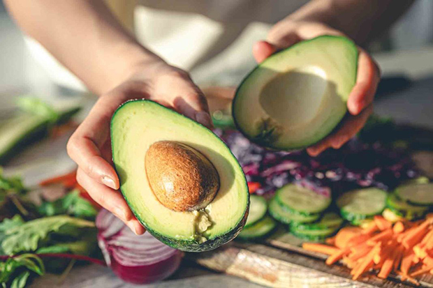Ingerir aguacate y frutos rojos en el desayuno mejora la salud del corazón