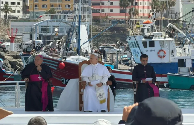 León XIV comienza la primera visita de un papa a las islas Canarias