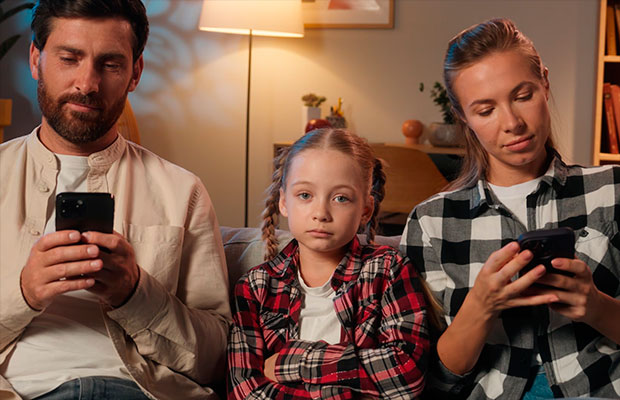 Mamá,-quieres-más-a-tu-teléfono-que-a-mí