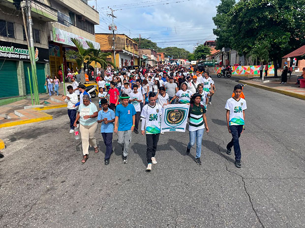 Más-de-200-personas-participaron-en-la-caminata-5K