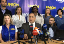 Opositores piden al gobierno usar ingresos petroleros para pagar sueldo a trabajadores