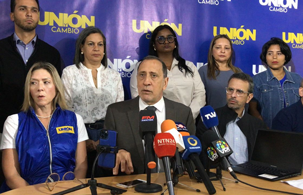Opositores piden al gobierno usar ingresos petroleros para pagar sueldo a trabajadores