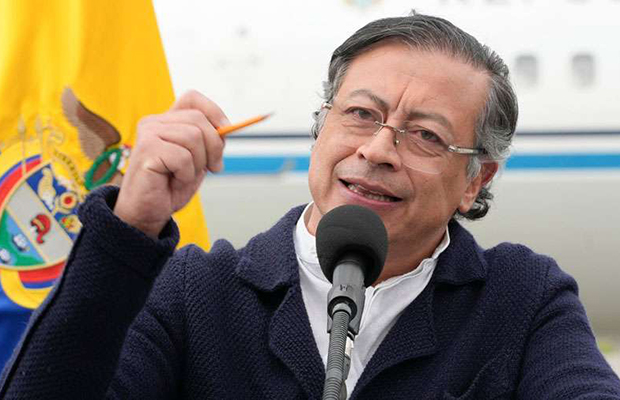 Petro considera "una injusticia" y "un insulto" la 'descertifica