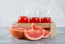 ¿Puede el jugo de pomelo volver peligroso un medicamento?