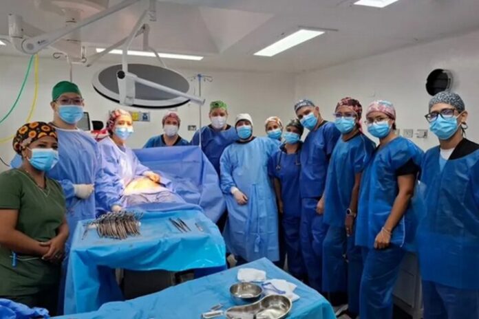 Realizan cirugía compleja combina de cesárea y transposición de ovarios en La Guaira