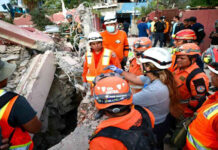 Rescatan a joven atrapado bajo la estructura de un edificio en Tanaguarena