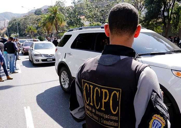Usó prendas policiales para cometer un atraco