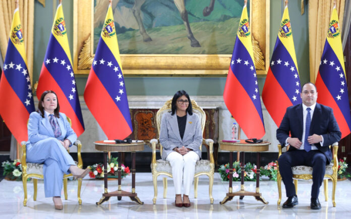 Venezuela firma acuerdos con Shell para impulsar el desarrollo del campo Loran