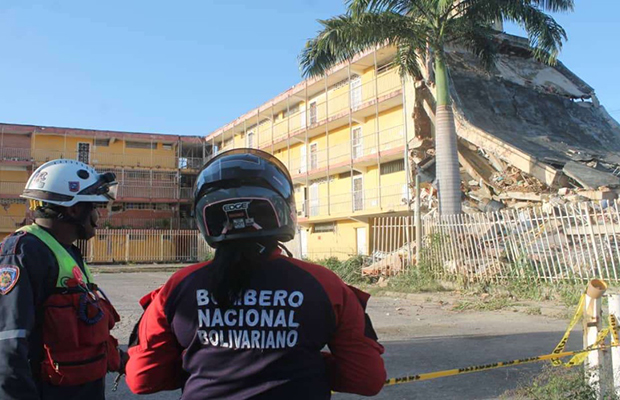 A una semana de los sismos, se desploma parte del bloque 9 en Guarenas