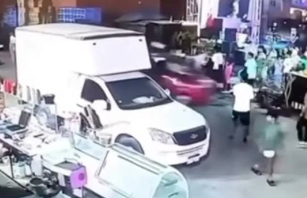 Atropella a 15 personas en una cafetería en Egipto mientras aprendía a conducir