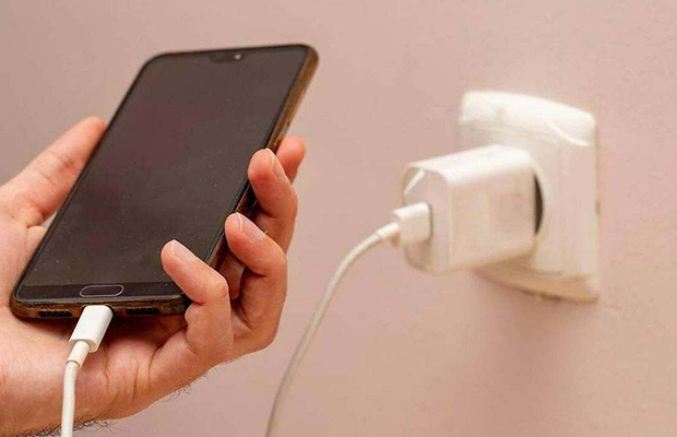 Cargas mal tu celular todos los días sin saberlo