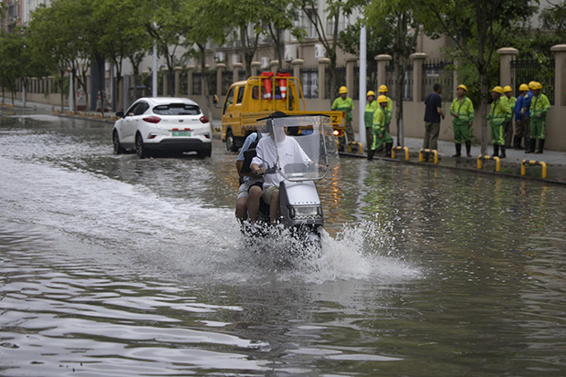 China mantiene activas alertas por fuertes lluvias pese a la debilitación del tifón Bavi