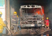 Controlan incendio de buseta en garaje y evitan propagación del fuego a vivienda en Barcelona