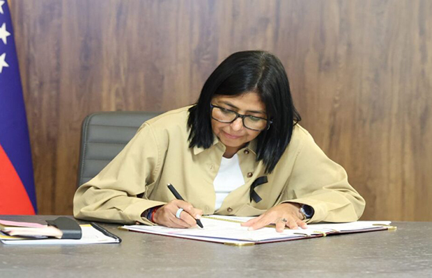 Delcy Rodríguez firmó reglamento de la Ley de Hidrocarburos