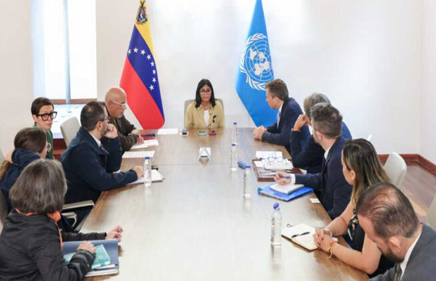 Delcy Rodríguez recibe al jefe humanitario ONU para coordinar respuesta a sismos