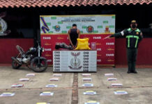 Detuvieron a un hombre que llevaba en moto 18 panelas de marihuana