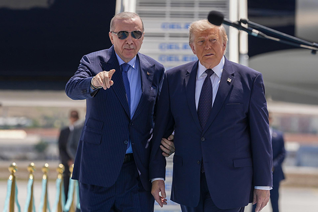 Donald Trump llegó a Ankara para participar en la cumbre de líderes de la OTAN