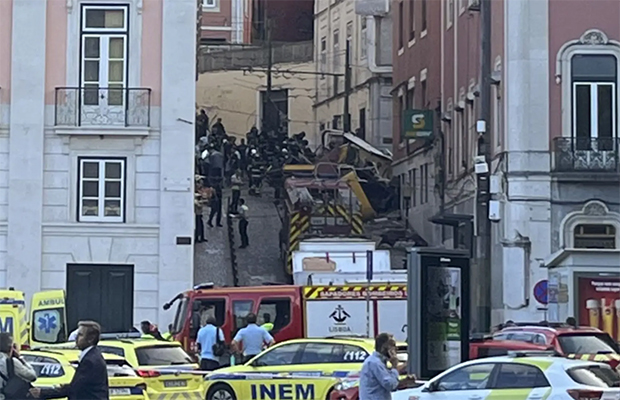Dos fallecidos y 16 heridos por un accidente de bus en el área metropolitana de Lisboa
