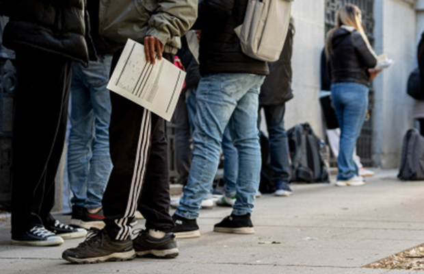 El 28% de los hijos de migrantes en España van a la universidad frente al 43% de españoles