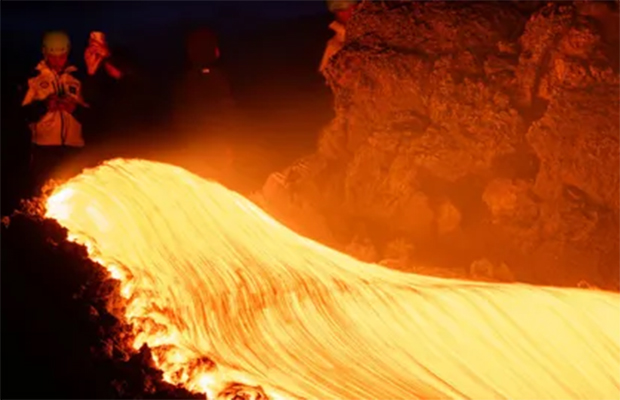 El Etna continúa bajo vigilancia en Italia con alerta naranja para la aviación