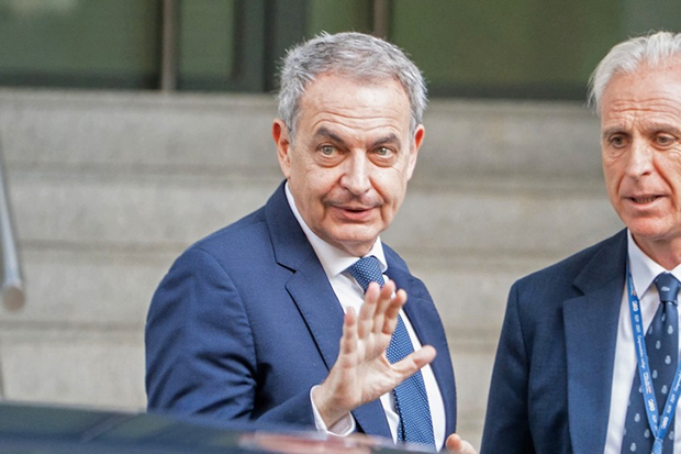 El juez pide a bancos información de las cuentas de Zapatero, sus hijas y su secretaria