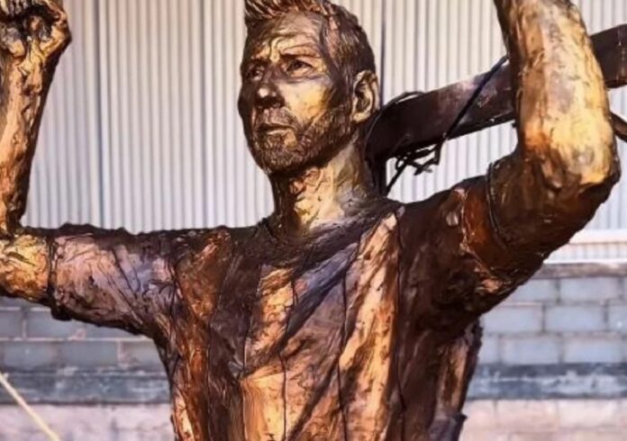 Escultura de Messi hecha por Josué Benjamín se convierte en ayuda para afectados de La Guaira